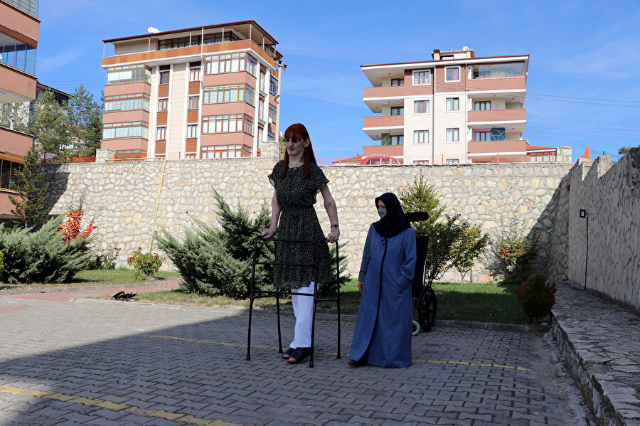 'Dünyanın en uzun boylu kadını' unvanıyla Guinness'e girmenin mutluluğunu yaşıyor