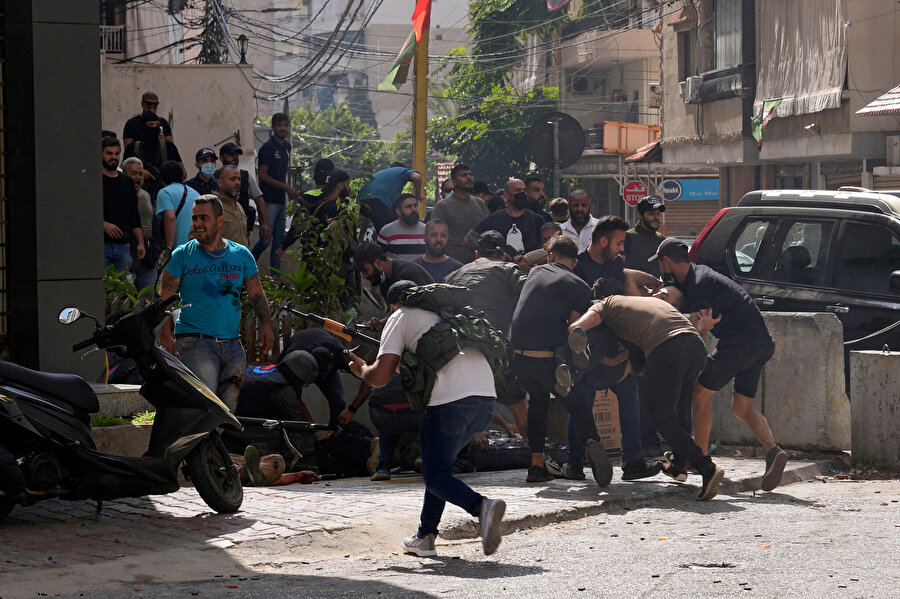 Beyrut'ta liman patlamasını soruşturan hakimin değişmesini isteyen ve bu yönde protesto gösterileri düzenleyen halkın üzerine ateş açıldı: 6 kişi hayatını kaybetti. 