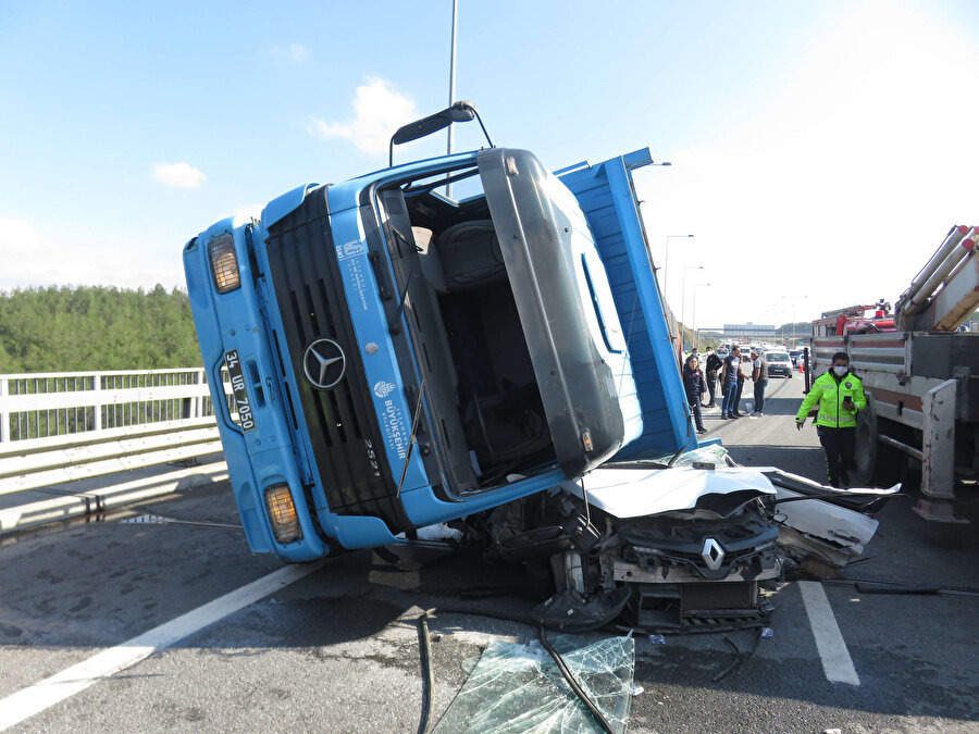 Kuzey Marmara Otoyolu'nda kamyon otomobilin üstüne devrildi