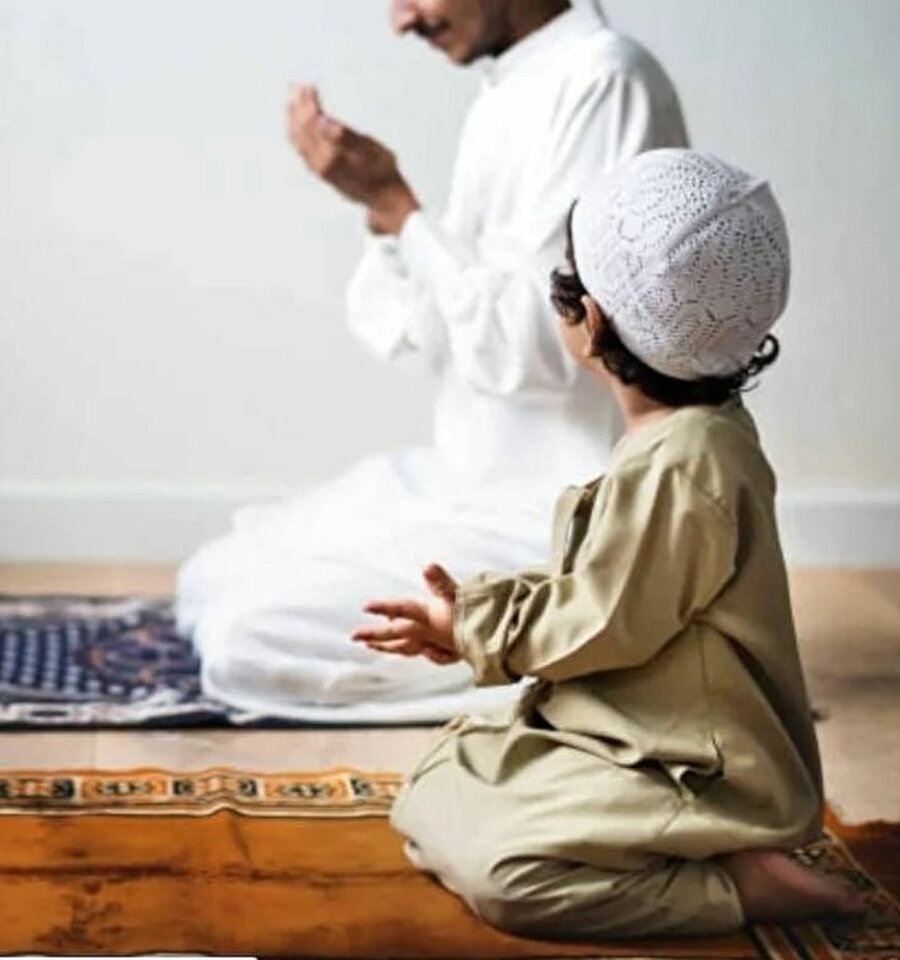 Sekiz yaşına vardığında, babası oğluna özel bir hoca ayarladı Kuran öğretsin diye. Yazın iki ayda Kuran'ı söktü bizim cingöz. 