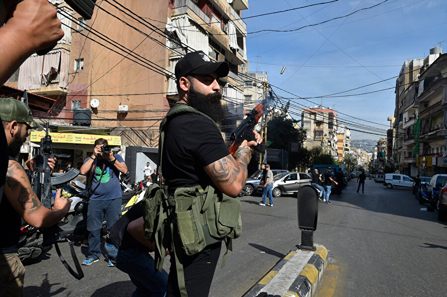 Defin sırasında Hizbullah milisleri, ellerindeki ağır silahlarla Beyrut kent merkezindeki tören alanında havaya ateş açtı.