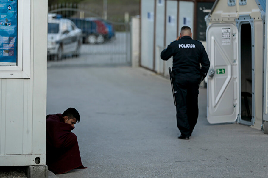 Bosna Hersek'in Hırvatistan sınırında sıkışan çoğunluğu Afgan 400 göçmenin bekleyişi sürüyor