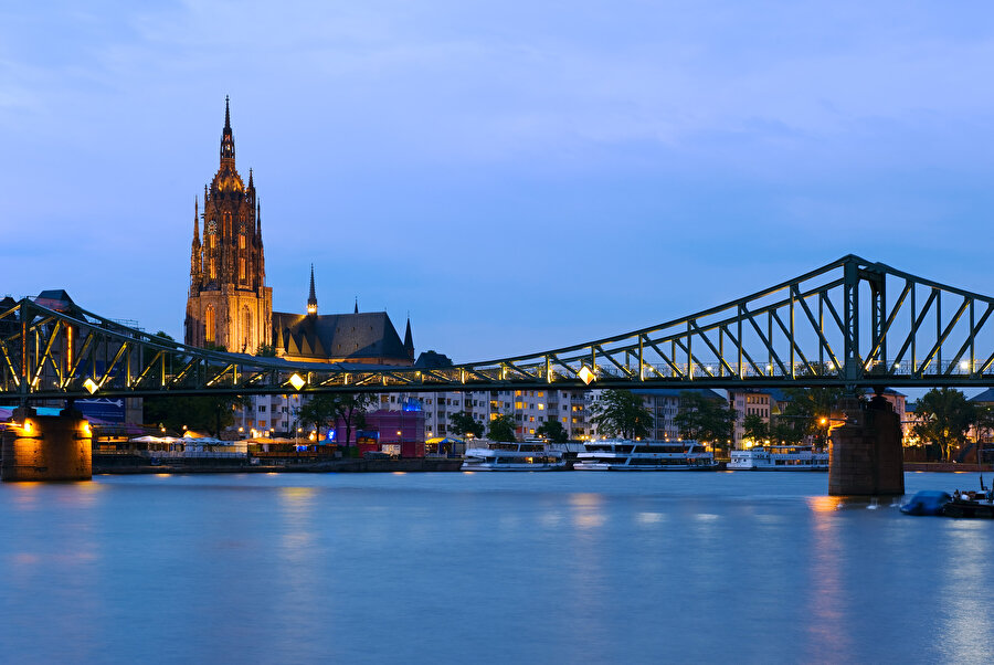 Frankfurt am Main, Main nehri kıyısında kurulmuştur.