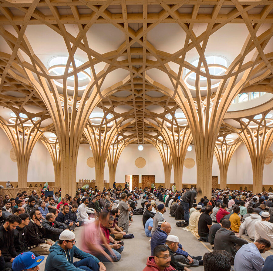 Dingin bir atmosfer oluşturmak için camideki ahşap sütunlar bir orman gibi tasarlanıyor.