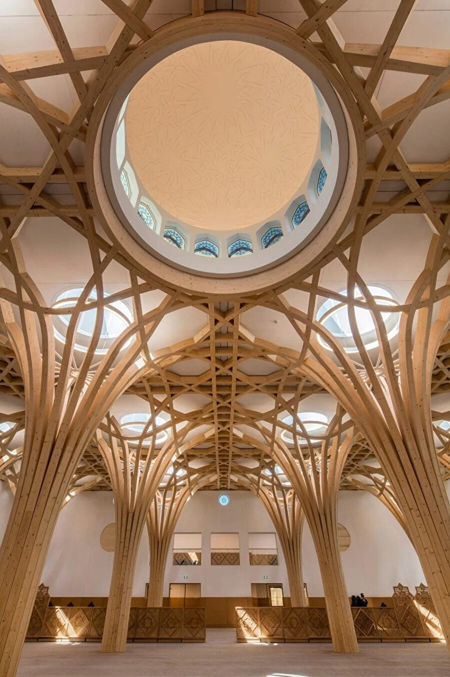 Mimarlar cami içerisinde huzurlu bir ambiyans oluşturmak için çatıyı iç içe geçmiş, sekizgen bir örtü şeklinde tutan ağaç benzeri sütunlar tasarlıyor.