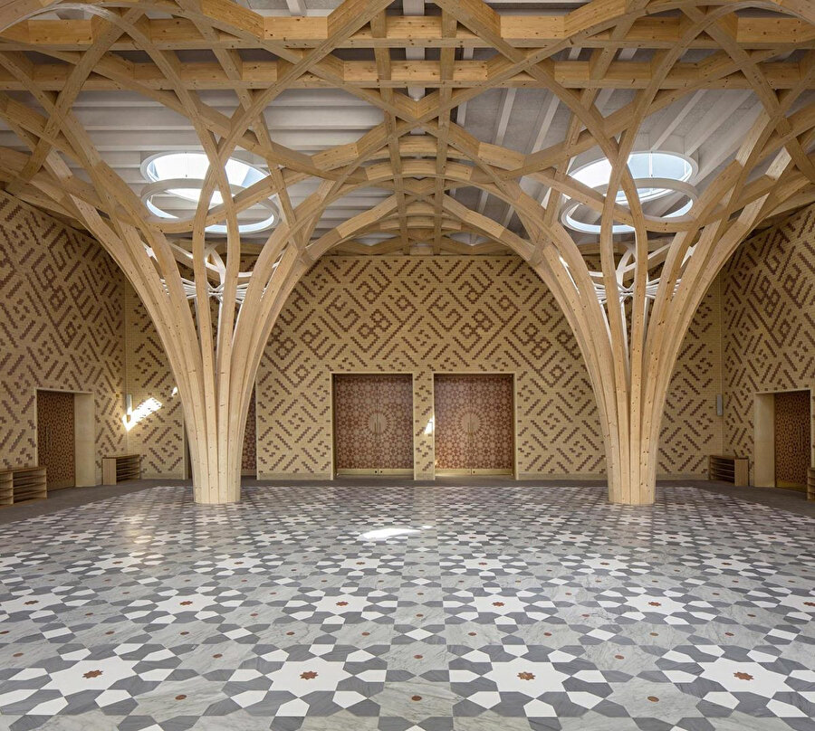 Atriyum zeminindeki motifler, kubbe ve tuğla desenler; İslami geometri konusunda uzman olan Profesör Keith Critchlow tarafından elle çiziliyor. 