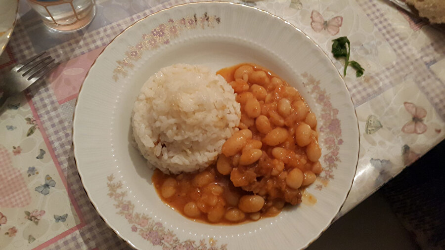 Kuru fasulye ile pilav yerken dikkat: Vücudu olumsuz etkiliyor