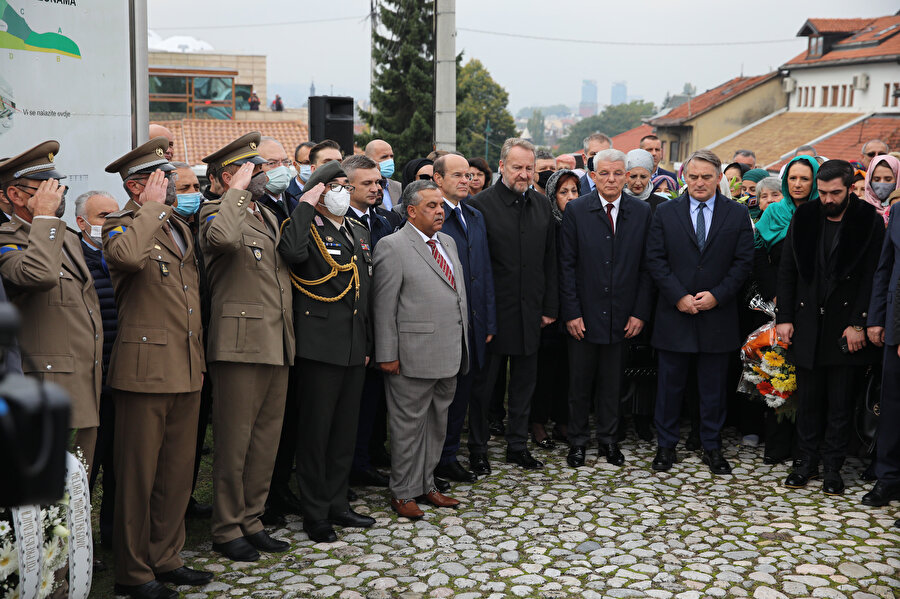 Törene siyasetçiler ve askerlerin yanı sıra çok sayıda vatandaş katıldı. 