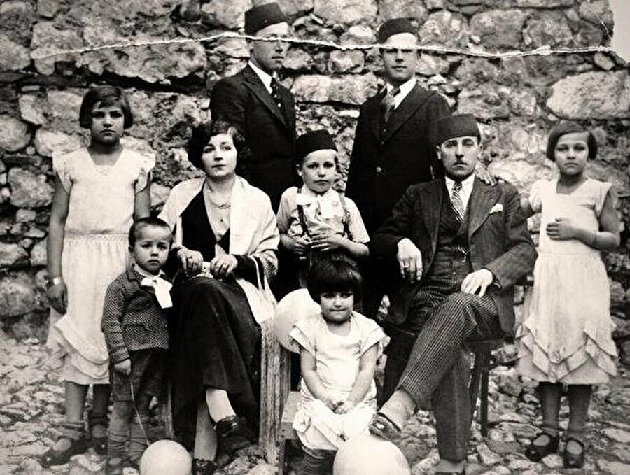 Aliya İzetbegoviç (Ortada), annesi Hiba Hanım, babası Mustafa Bey ve ailenin diğer üyeleriyle birlikte.