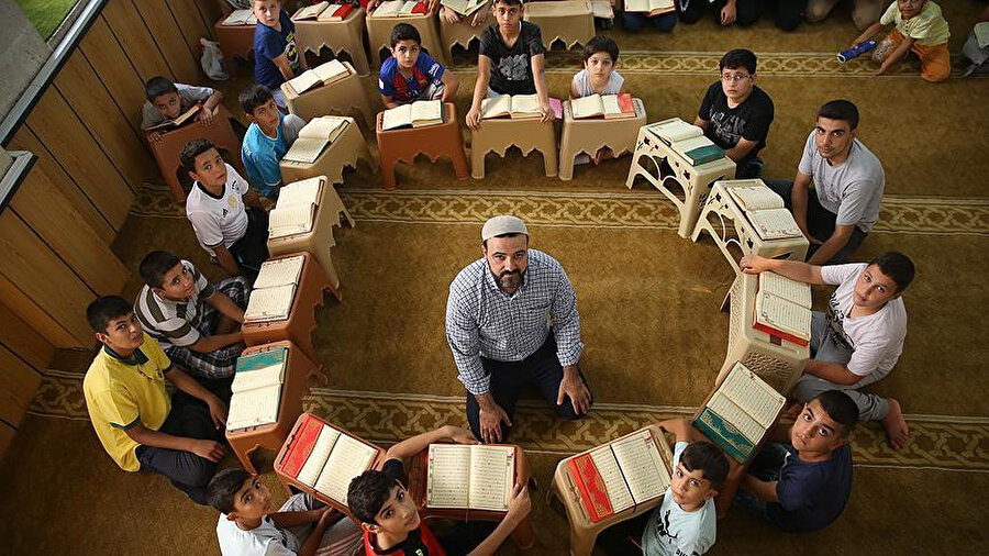 İki üç yıldan beridir, köyde okutmadığı çocuk, Kur’an ezberletmediği genç kalmamıştı. Ağırlığı, vakar ve duruşu ile tüm köylü için o sadece Hanefi Hoca idi.