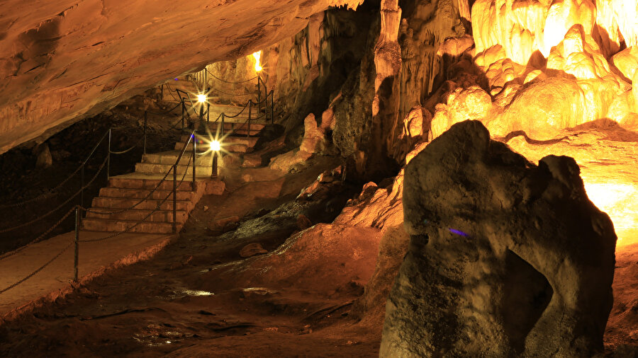 Dupnisa Mağarası.