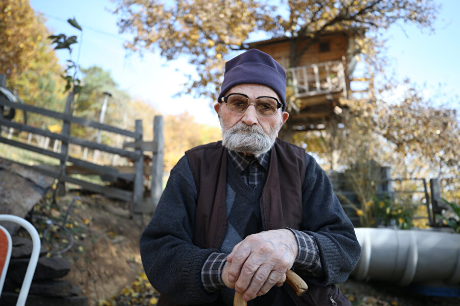 Üç doz aşısını olan 112 yaşındaki Mehmet dede sağlığını koruyor