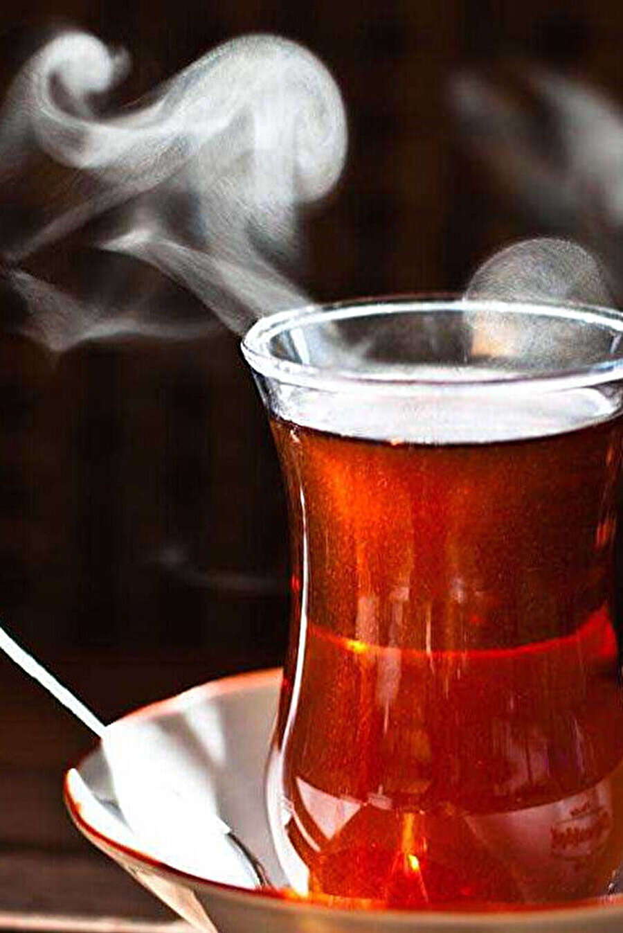 Hemen bir masaya geçti, bir çay söyledi.