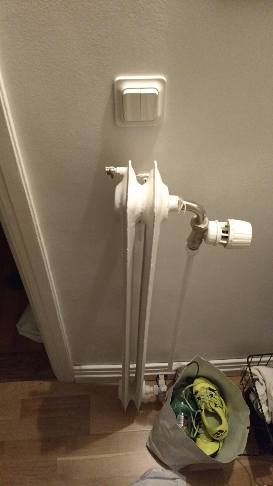 Kardeşim sen üşürsün böyle bir mont falan verelim üstüne