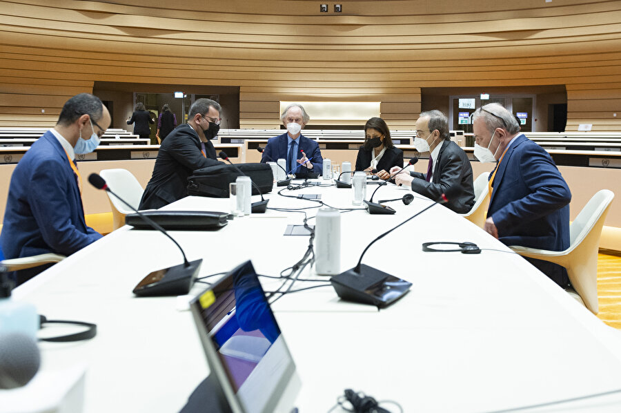 BM Suriye Özel Temsilcisi Geir O. Pedersen (ortada) ve Suriye Anayasa Komitesi Eşbaşkanları rejim temsilcisi Ahmed Kuzbari (solda) ve muhalefet temsilcisi Hadi Albahra'nın (sağda).