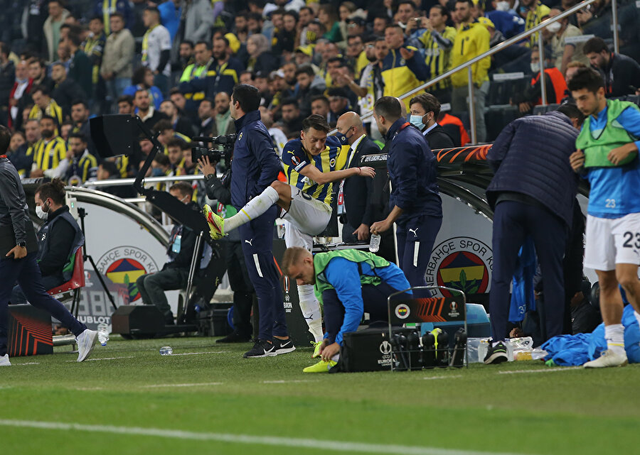 Mesut Özil, yedek kulübesinde