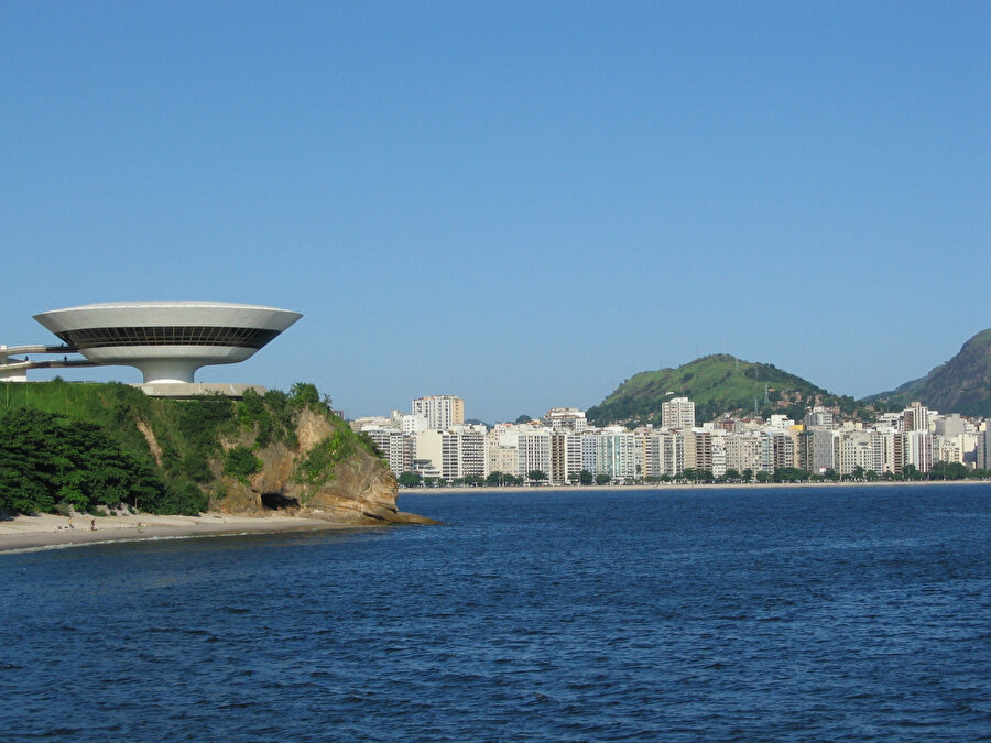 Niterói Çağdaş Sanat Müzesi ve plajıyla ünlü Icaraí Bölgesi.