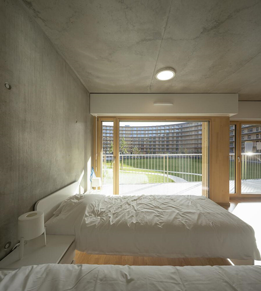 Geniş açıklıklar sayesinde odalar bol miktarda gün ışığı alıyor.