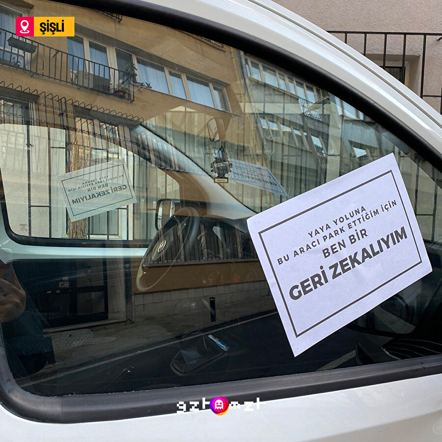 Şişli'de bir kişi yaya yoluna park eden araçları protesto!
