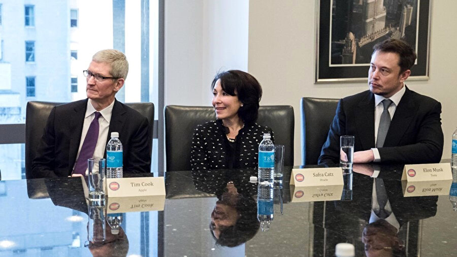 Tim Cook (solda), Elon Musk (Sağda)