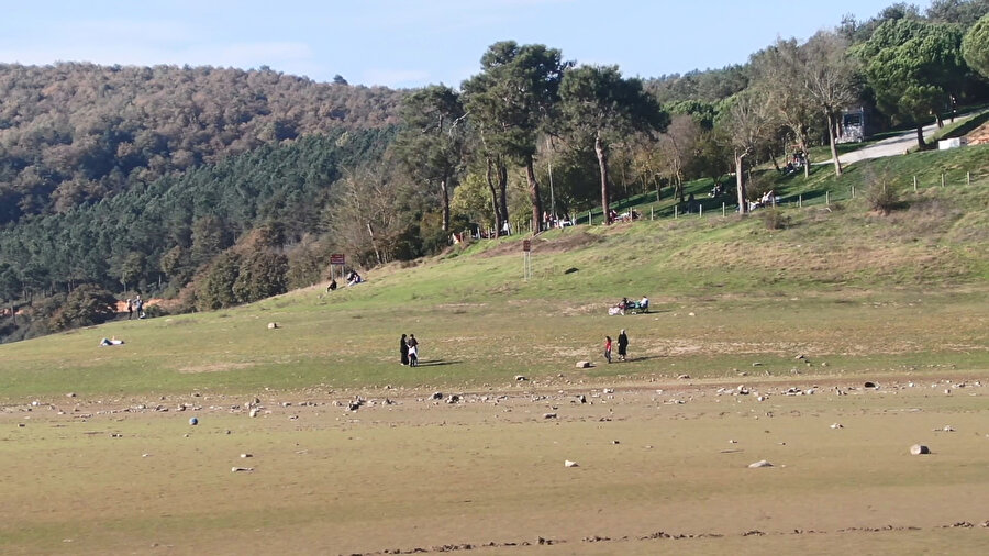 10 milyon metreküp su eksildi: Balıkların yüzdüğü alanda ziyaretçiler yürüyor