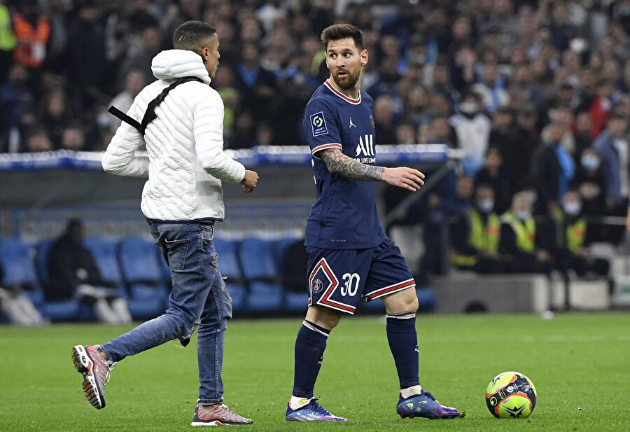 Messi sahaya giren taraftarı görünce şaşkınlğını gizleyemedi
