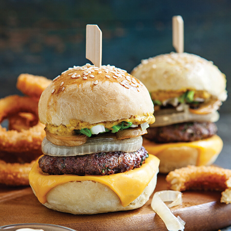 Karamelize Mantar ve Soğanlı Burger tarifi
