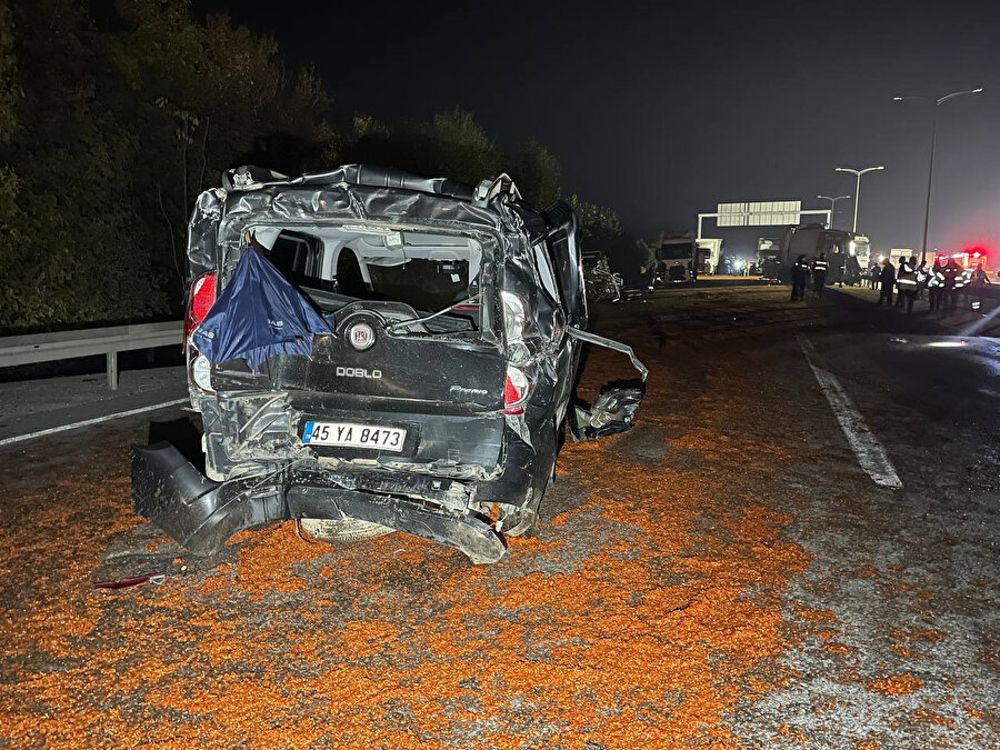 Yola dökülen salça faciaya yol açtı: 18 araç birbirine girdi