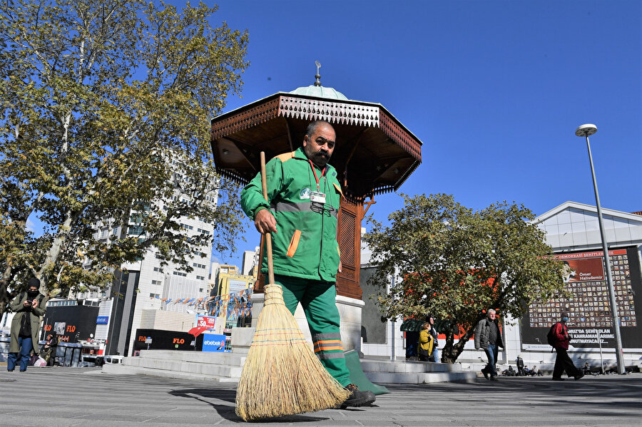 Çöp toplarken süpürgesine 650 bin TL takıldı: Sahibine ulaştırdı, 200 TL hediye verildi