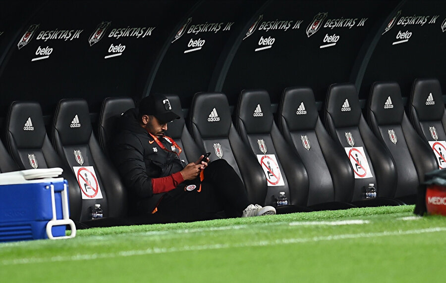 Aytaç Kara yedek kulübesinde tek başına telefona bakıyor