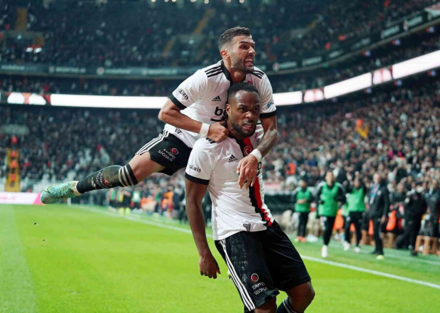 Cyle Larin ve Umut Meraş'ın gol sevinci