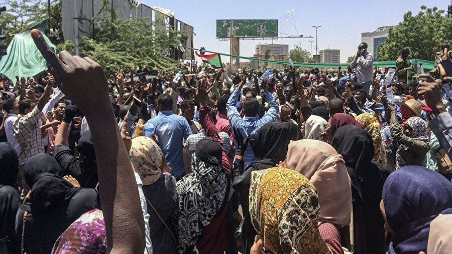 Sudan'ın başkenti Hartum'da gösteriler devam ediyor.