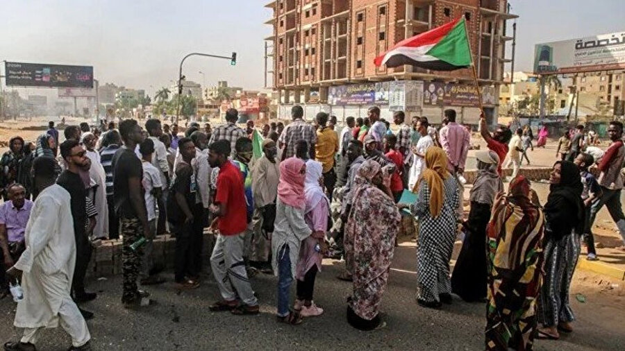 Sudan'da protestocular, iktidardaki askeri konseyin üç üyesinin istifasının ardından, konsey üzerindeki baskıyı artırmak adına düzenledikleri bir milyon kişilik yürüyüş için toplandı.