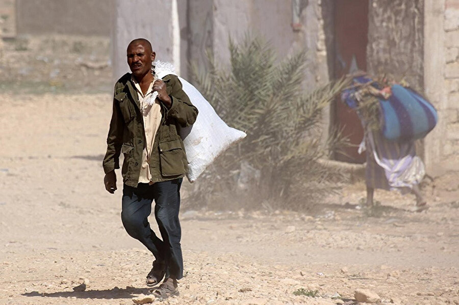 Yoksulluk, insanı tüketir bitirir; önce estetik ve giderek etik gerilimlere, bazılarında zafiyete neden olur.