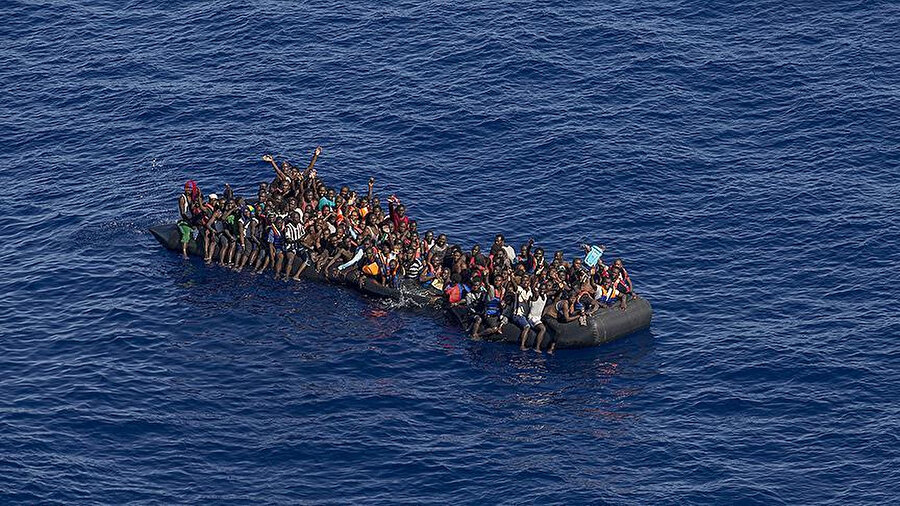 Akdeniz'de 2018'de İtalyan ve uluslararası gemilerin yaklaşık 800 göçmeni kurtardığı anlar.