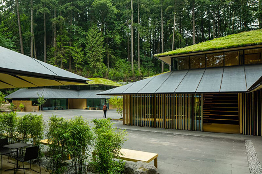 Ahşap çıtalarla sarılmış olan yapıların üstlerinde, pagoda olarak adlandırılan katmanlı çatılar bulunuyor. Yeşil çatılarla kaplanabilen binalar, geleneksel Japon tasarımını 21. yüzyıl yerel işçiliği ve malzemeleriyle birleştiriyor. 