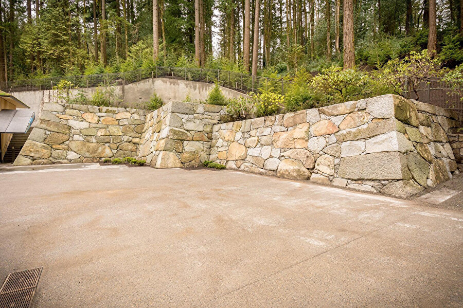 Köyün batı ucunda, 56 metre uzunluğunda orta çağ stili granit duvarla sınırlanıyor. 