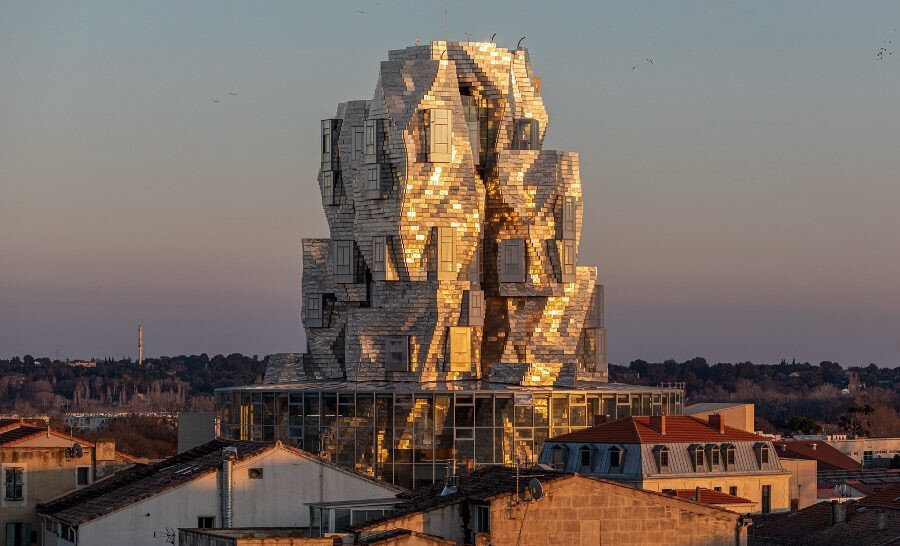 Gehry, kulenin tasarımında bir yüzey boyunca ayrık elemanların hareketini yakalamayı amaçlıyor.