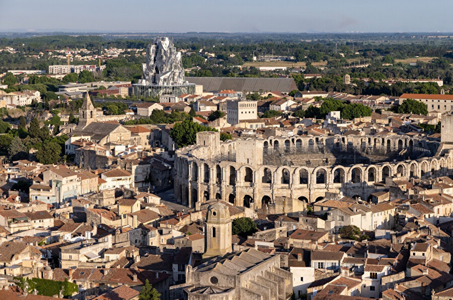 Şehrin Roma amfi tiyatrosu, UNESCO Dünya Mirası listesinde yer alıyor.