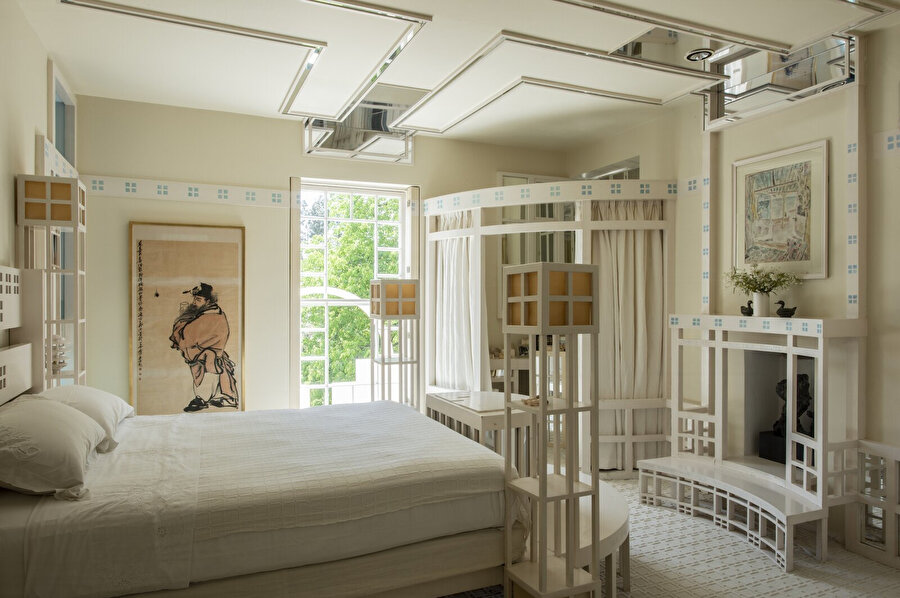 Dört kare oda olarak adlandırılan Charles ve Maggie'nin yatak odası, Charles'ın mimarinin en temel biçimi olarak gördüğü bölünmüş kare motifin kombinasyonları etrafında şekilleniyor.