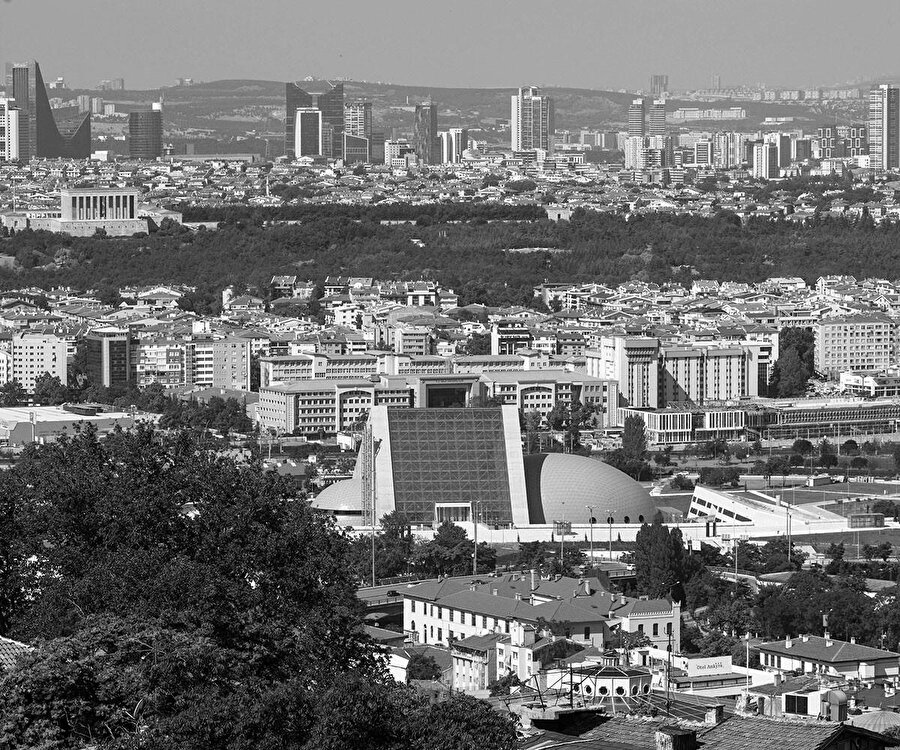 Yapı bütünü, Ankara’nın ilk planlarından itibaren kent için önemli bir aks olan Atatürk Bulvarı üzerinde bulunuyor.