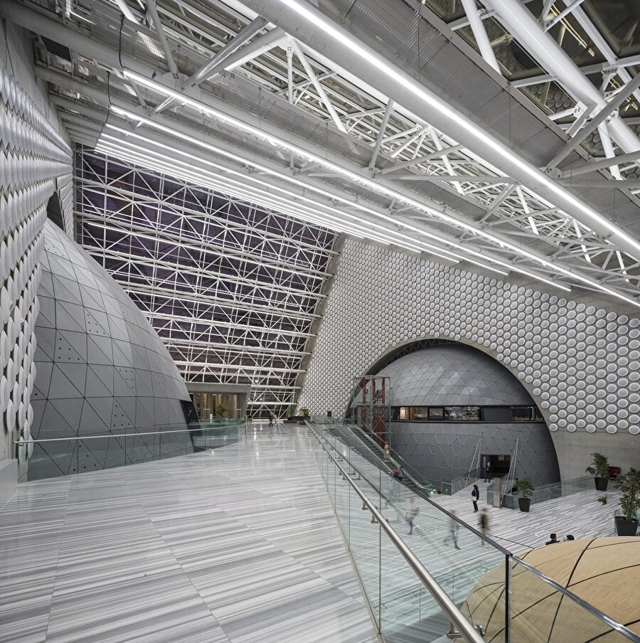 Üçgen prizmatik form bir ana arter gibi davranıyor ve etkileşimini iki farklı noktaya dağıtıyor.