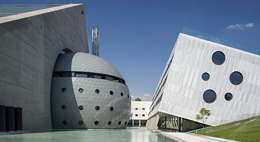 Kentin ortasında bir göl tasvir edilmesi, etkileşimi artırırken, sembolik değeri olan yapı için önem arz ediyor.