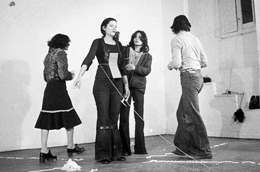 Marina Abramoviç’in 1974 yılında bir galerinin ortasında hareketsiz şekilde “ayakta durarak” gerçekleştirdiği ‘’Rhythm 0’’ adlı o kan dondurucu gösterinin anlattığı bazı şeyler… 