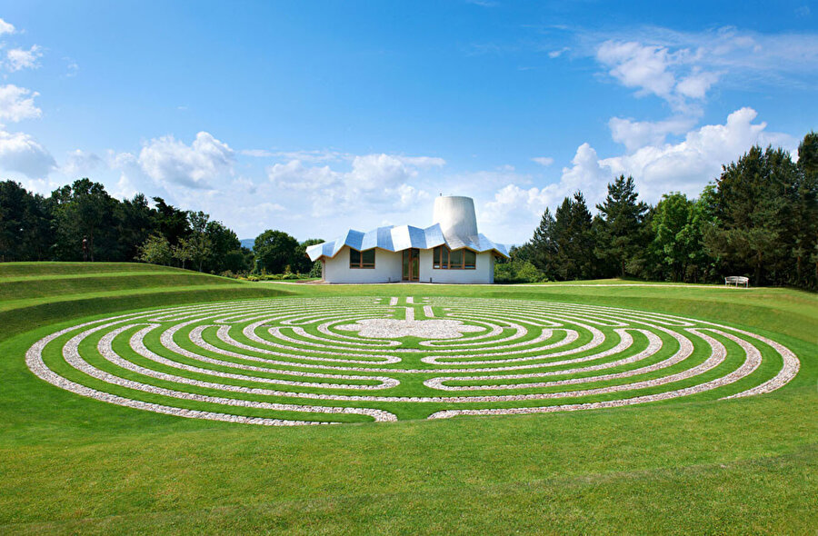 Jencks; eşi, arkadaşları ve bilim insanları ile birlikte bahçeyi doğal ve bilimsel süreçlere göre tasarlıyor.