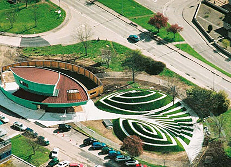 Maggie's Highlands Kanser Bakım Merkezi, Mimarlık: Page & Park Architects - Peyzaj mimarlığı: Charles Jencks Landscape Design.
