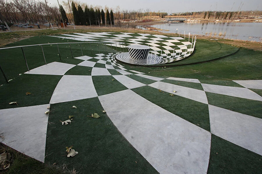 2008 yılında, Pekin’de Olimpik Orman Parkı’nda tasarlanan Wu Chi, ziyaretçiyi yerçekimini kullanan dönen bir kara delik ile merkeze çekiyor.