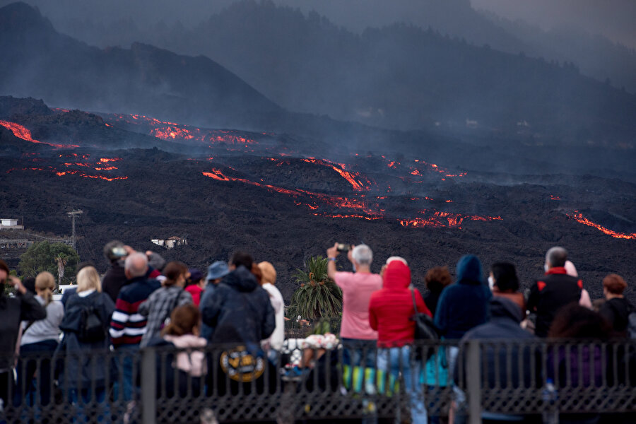 40 gündür sürüyor: La Palma Adası'ndaki yanardağ felaketini görmek için akın ettiler