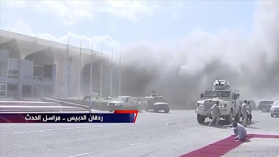 Aden Havaalanı saldırısından yükselen dumanlar etrafa yayıldı.