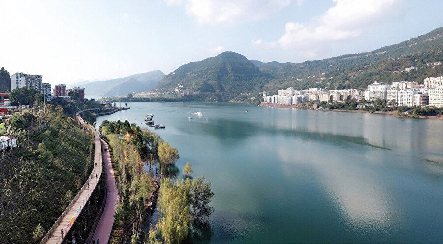 Yangtze Nehir kıyısındaki yeşil koridor.